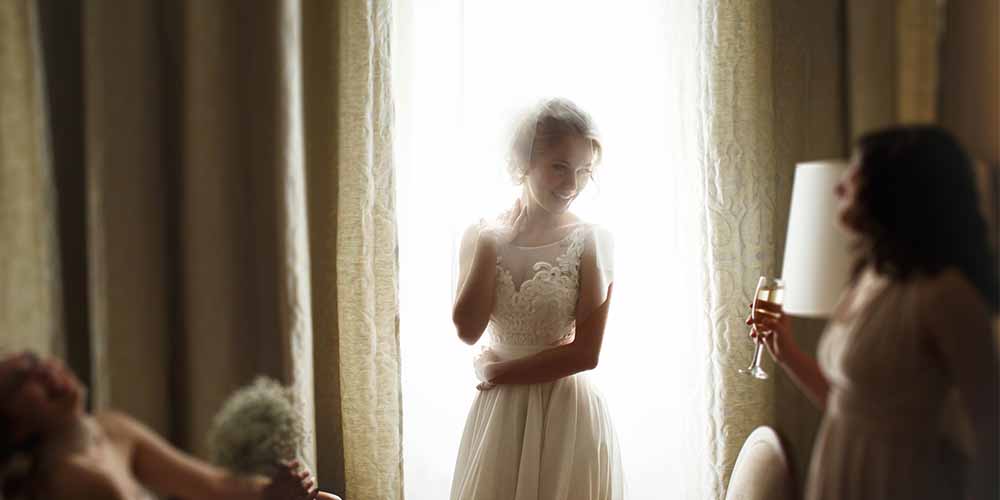 Pärchen läuft durch die Stadt und feiert Ihre Hochzeit